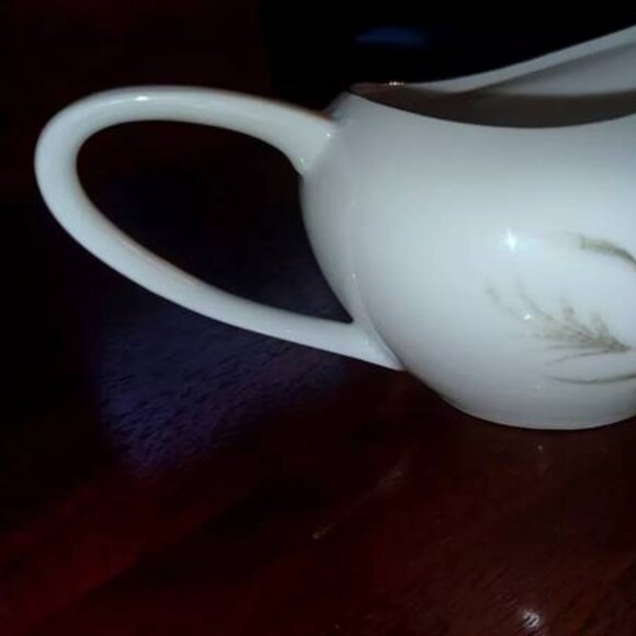 Nice 1960s Castlecourt Wheat Spray Pattern Fine China Creamer or Gravy Boat - Picture 7 of 12